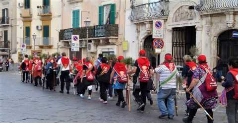 Storia, riti e tradizioni degli "ziazì": i pellegrini che da secoli giungono a Bari per San Nicola